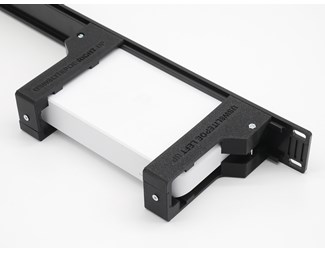 1U Svart 19" panel med fäste för Ubiquiti USW-LITE-8-POE
