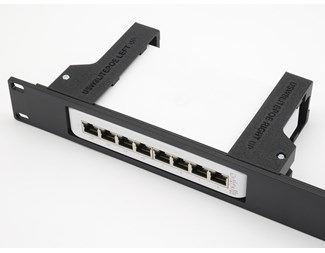 1U Svart 19" panel med fäste för Ubiquiti USW-LITE-8-POE