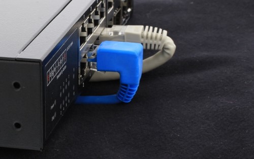 Fast vinklad kabel i switch.jpg